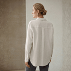 woman with linenshirt on her back