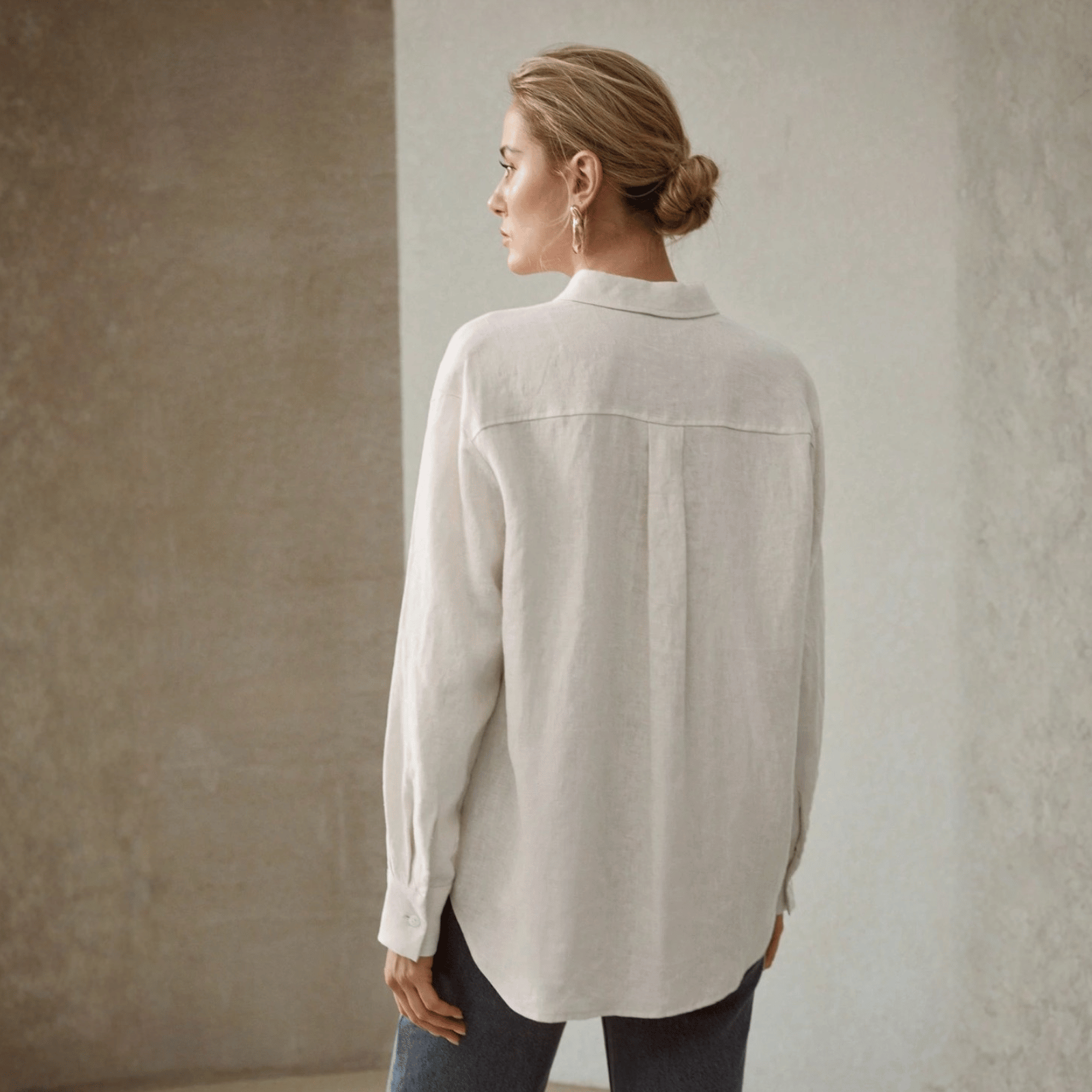woman with linenshirt on her back