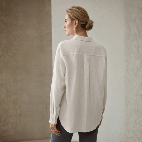 woman with linenshirt on her back
